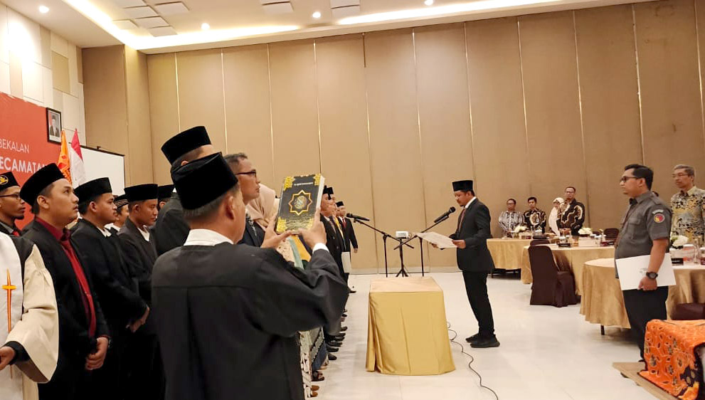57 PANITIA PENGAWAS PEMILIHAN UMUM KECAMATAN RESMI DILANTIK
