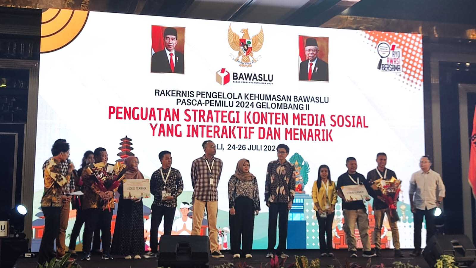 RAKERNIS PENGELOLAAN KEHUMASAN BAWASLU JATIM JUARA 3 FOTO TERBAIK