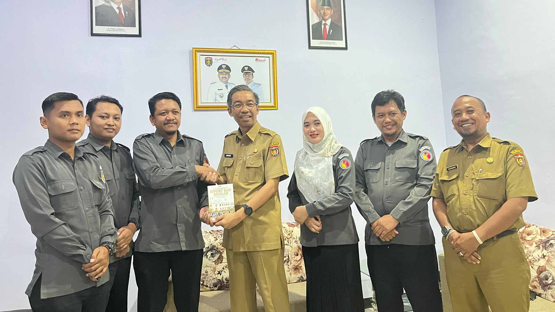 Bawaslu Ngawi Serahkan Buku Dokumentasi Pemilu 2024