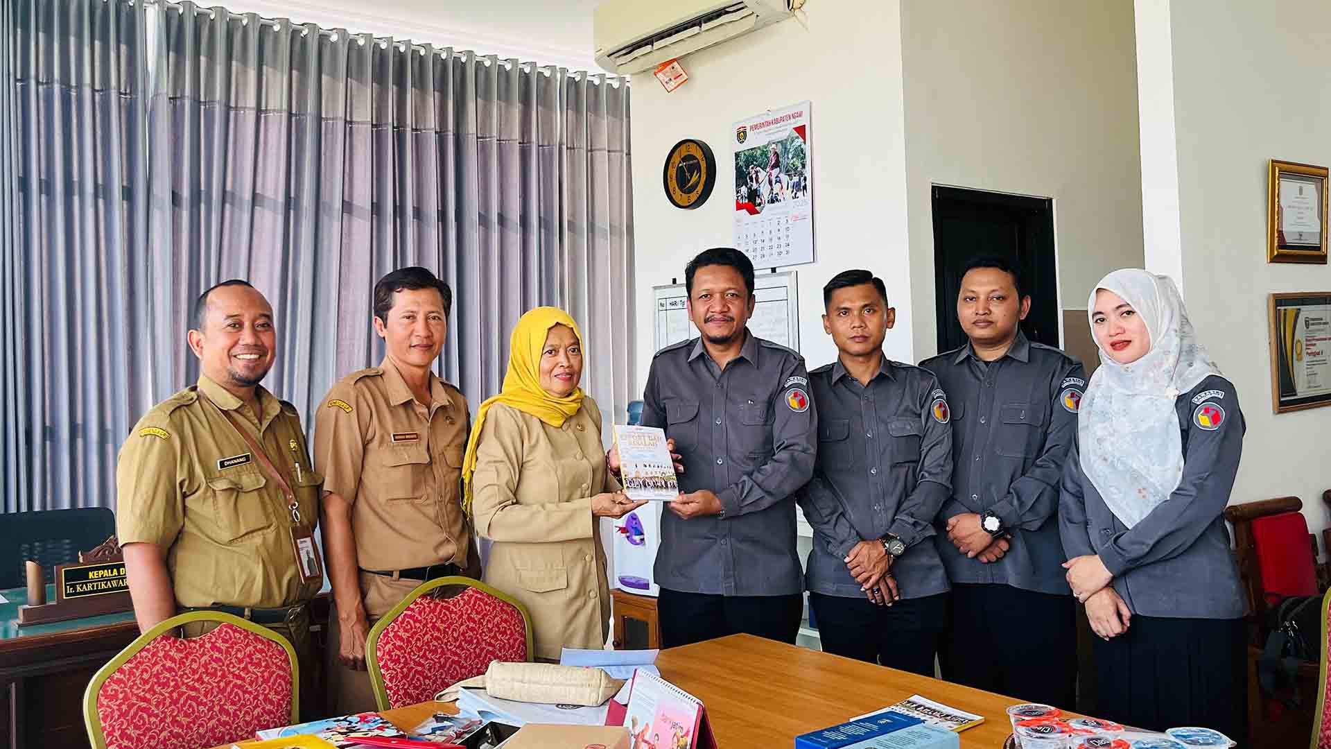 Penyerahan Buku Dokumentasi Pemilu Tahun 2024 ke Perpustakaan Daerah Kabupaten Ngawi