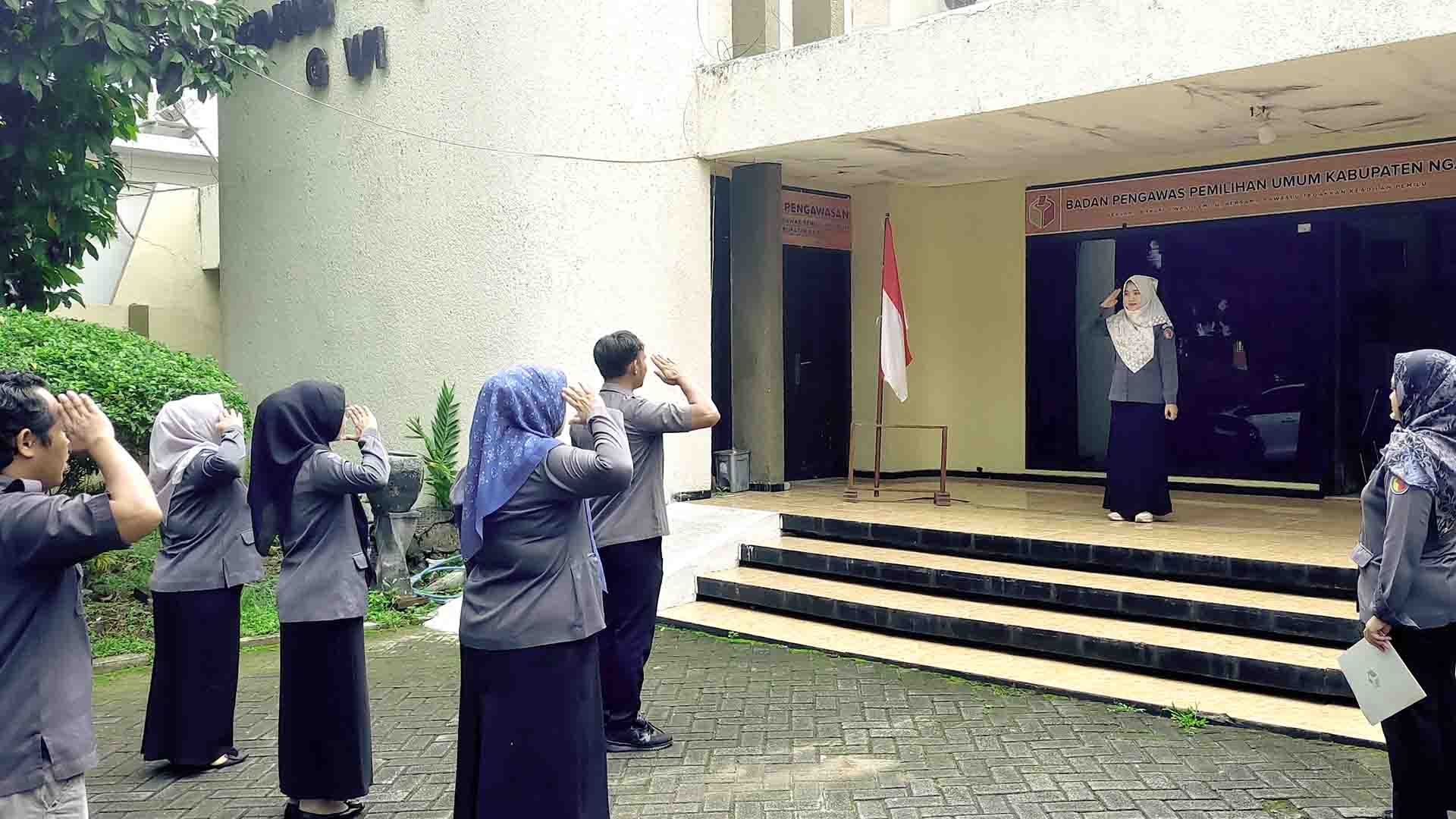 Apel Pagi Bawaslu Kabupaten Ngawi: Anita Ajak Staf Tetap Kreatif di Tengah Efisiensi