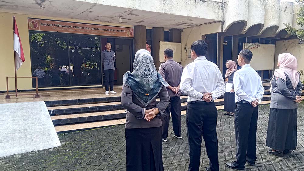 Apel Pagi Rutin di Bawaslu Kabupaten Ngawi: Koordinator Divisi SDM Tekankan Pentingnya Koordinasi dan Kedisiplinan