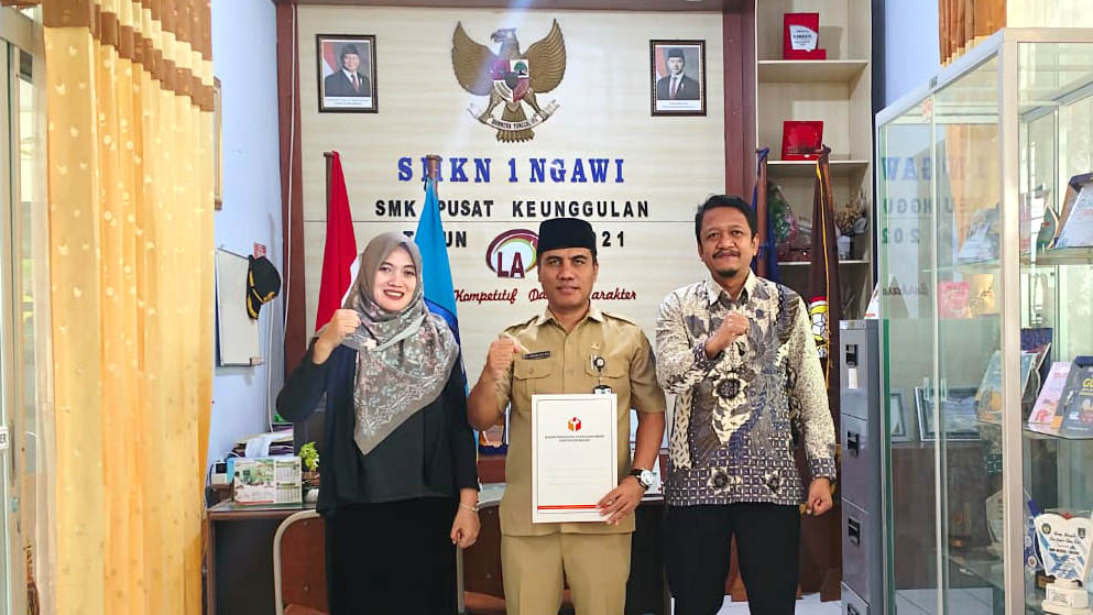 Bawaslu Ngawi Sosialisasi Demokrasi Lewat Program “Go to School” di SMKN 1 Ngawi