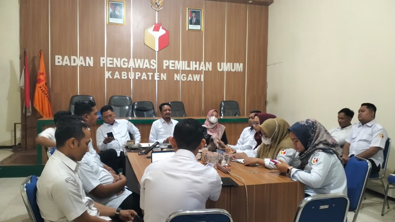 Bawaslu Kabupaten Ngawi Gelar Staf Meeting Rutin Awal Januari 2026