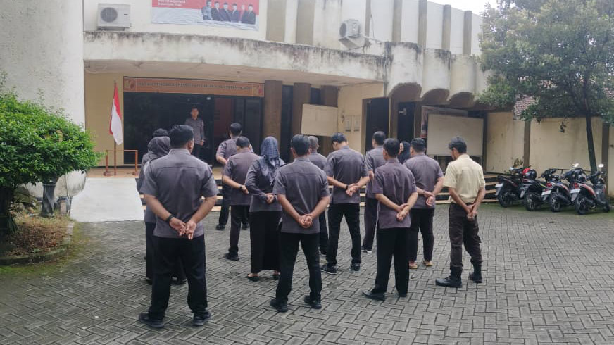 Saroni Pimpin Apel Pagi, Ingatkan Pentingnya Disiplin dan Pengelolaan Arsip