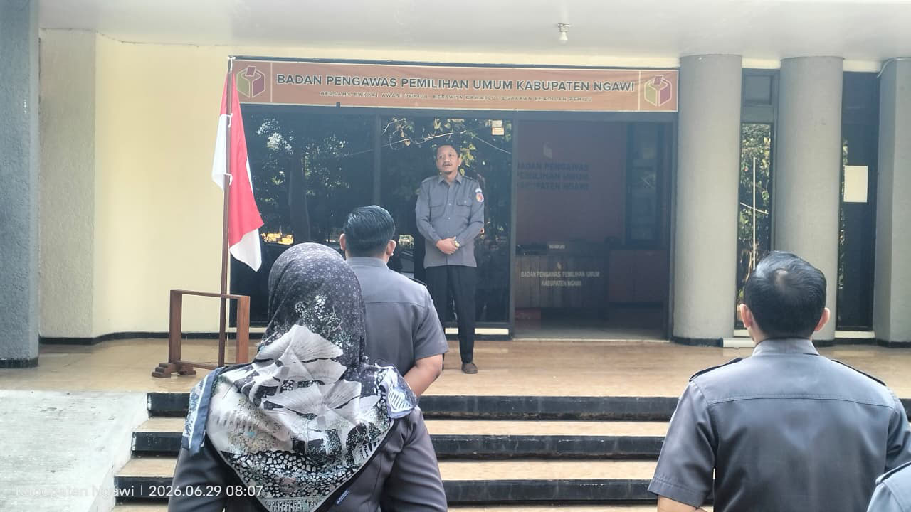 Disiplin Jadi Kunci Kinerja, Ketua Bawaslu Ngawi Tekankan Optimalisasi Koordinasi dan Literasi Digital dalam Apel Rutin 