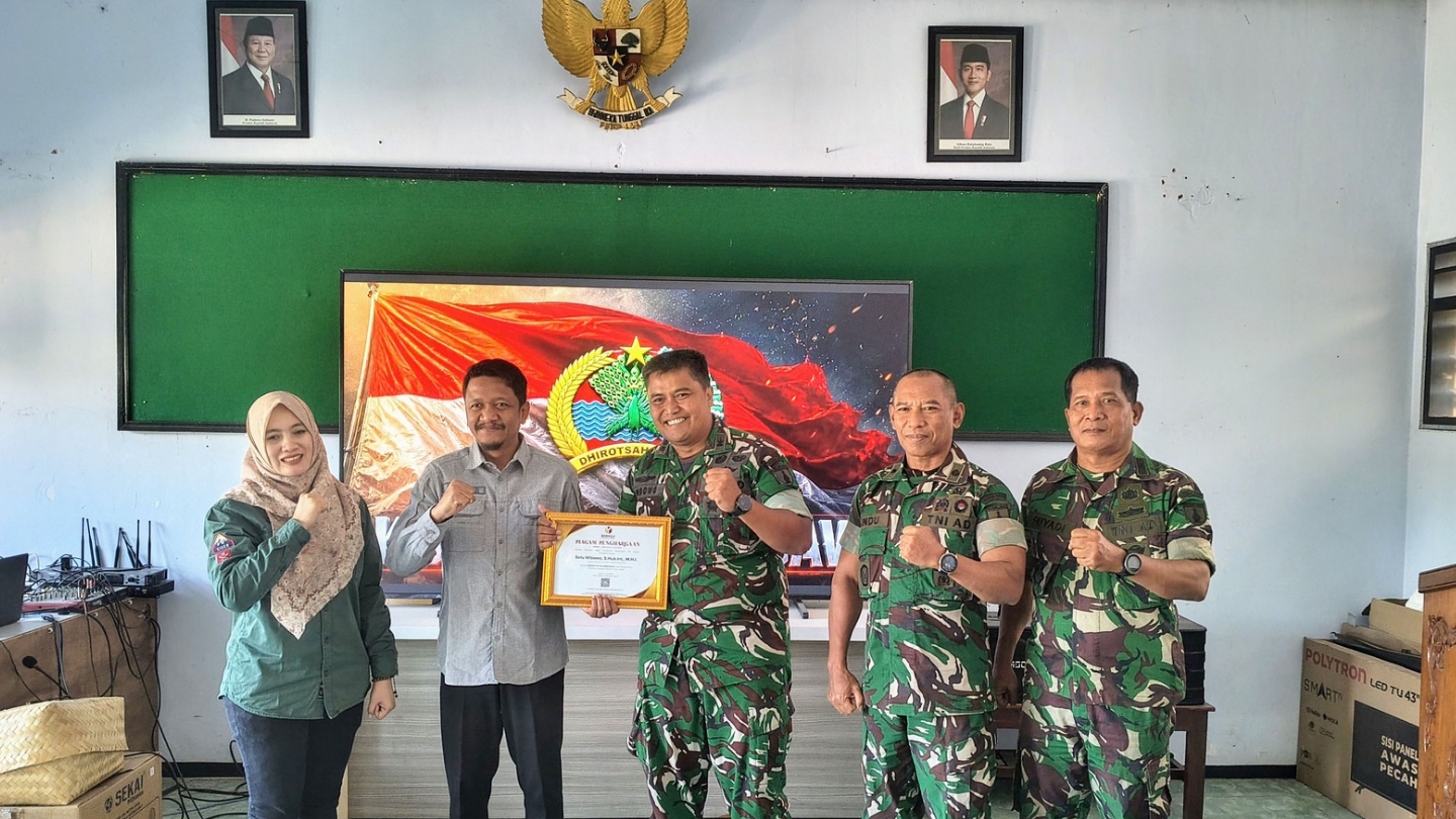 Bawaslu Ngawi Serahkan Piagam 