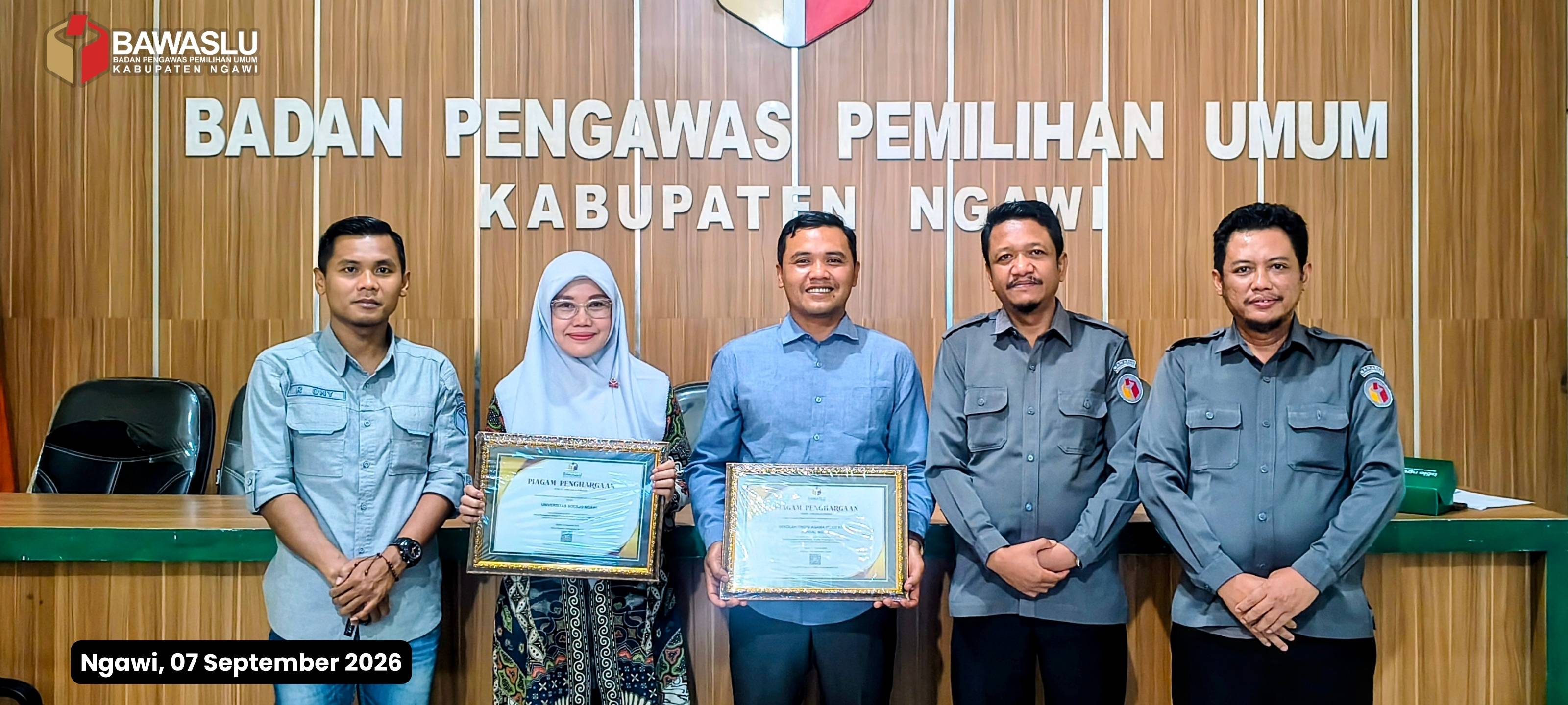 piagam penghargaan kampus