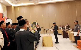 57 PANITIA PENGAWAS PEMILIHAN UMUM KECAMATAN RESMI DILANTIK