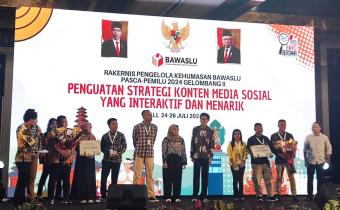 RAKERNIS PENGELOLAAN KEHUMASAN BAWASLU JATIM JUARA 3 FOTO TERBAIK
