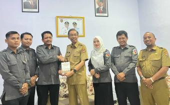 Bawaslu Ngawi Serahkan Buku Dokumentasi Pemilu 2024