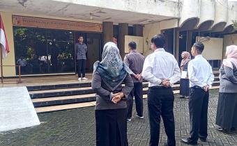 Apel Pagi Rutin di Bawaslu Kabupaten Ngawi: Koordinator Divisi SDM Tekankan Pentingnya Koordinasi dan Kedisiplinan