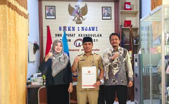 Bawaslu Ngawi Sosialisasi Demokrasi Lewat Program “Go to School” di SMKN 1 Ngawi