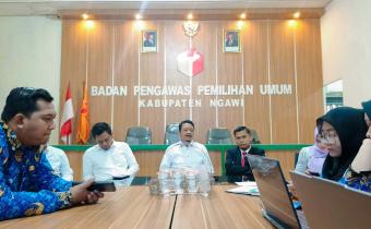 Perkuat Komunikasi Internal, Bawaslu Ngawi Gelar Rapat Staf Awal Bulan