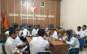 Bawaslu Kabupaten Ngawi Gelar Staf Meeting Rutin Awal Januari 2026