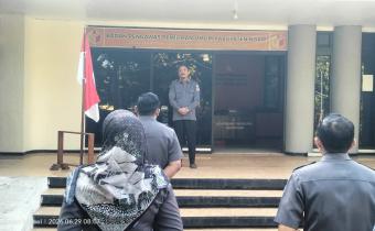 Disiplin Jadi Kunci Kinerja, Ketua Bawaslu Ngawi Tekankan Optimalisasi Koordinasi dan Literasi Digital dalam Apel Rutin 