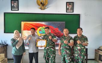 Bawaslu Ngawi Serahkan Piagam 